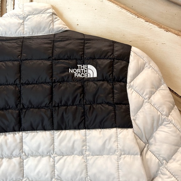 The North Face girls or boys sz M jacket.Perfect condition, worn a couple times. - Picture 2 of 13
